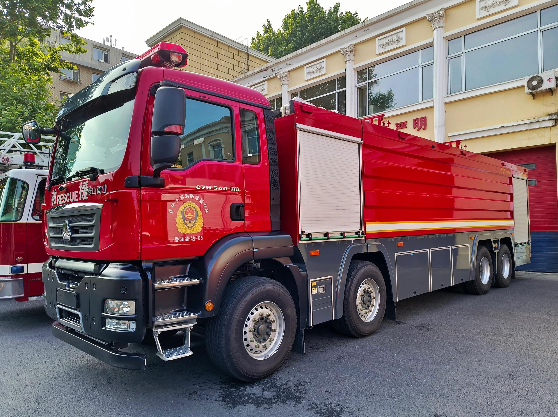 大連消防的鞍山衡業(yè)25噸水罐消防車